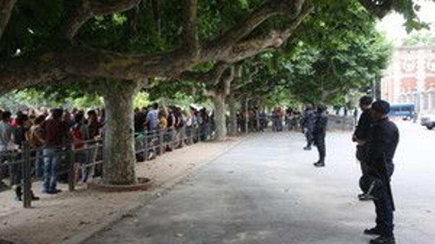 Unos 200 jóvenes se concentran frente al Parlament