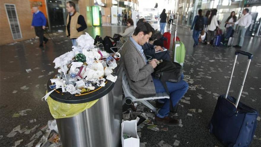 La Junta reclama que el Gobierno &quot;le dé una solución&quot; a la huelga de limpieza en la estación