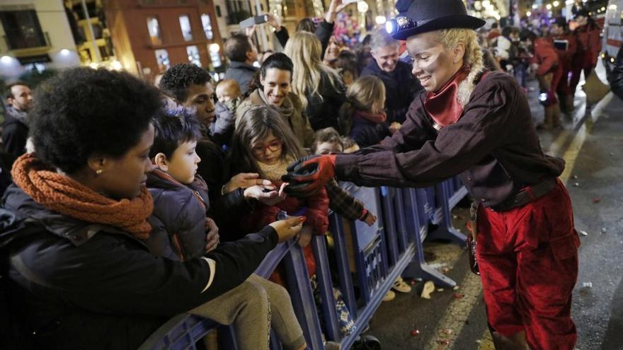 Un paje reparte caramelos a los niÃ±os en la cabalgata del aÃ±o 2017