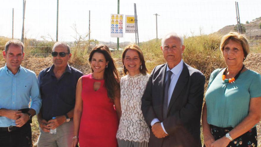 Los participantes en el acto de esta mañana junto al solar