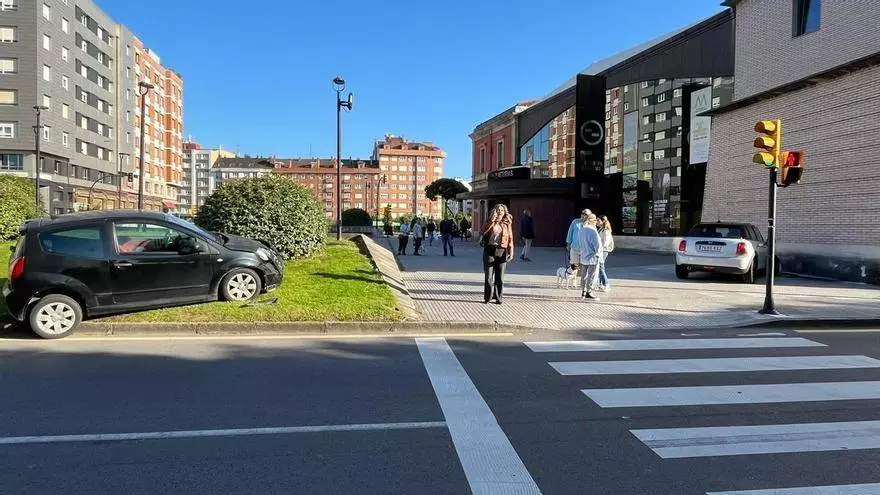 Una mujer, herida leve en Gijón tras el choque entre dos coches a la altura del Museo del Ferrocarril