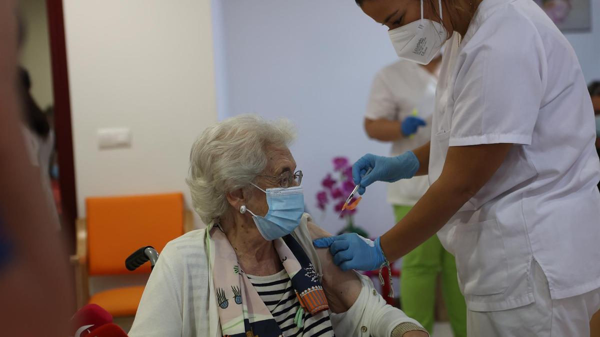 Josefa Ávila, de 89 años, ha sido la primera residente extremeña en recibir la tercera dosis.