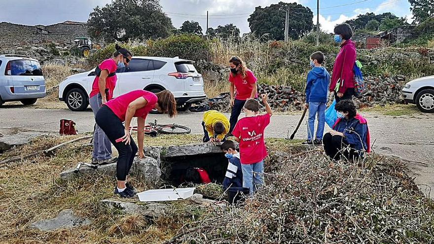 Limpieza de una de las fuentes de Fornillos de Fermoselle, en el Parque Natural. | Cedida