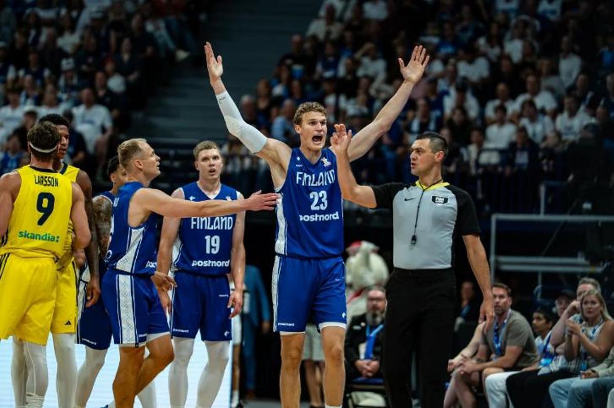 Elias Valtonen, tras Markkanen en el partido de Finlandia contra Suecia.