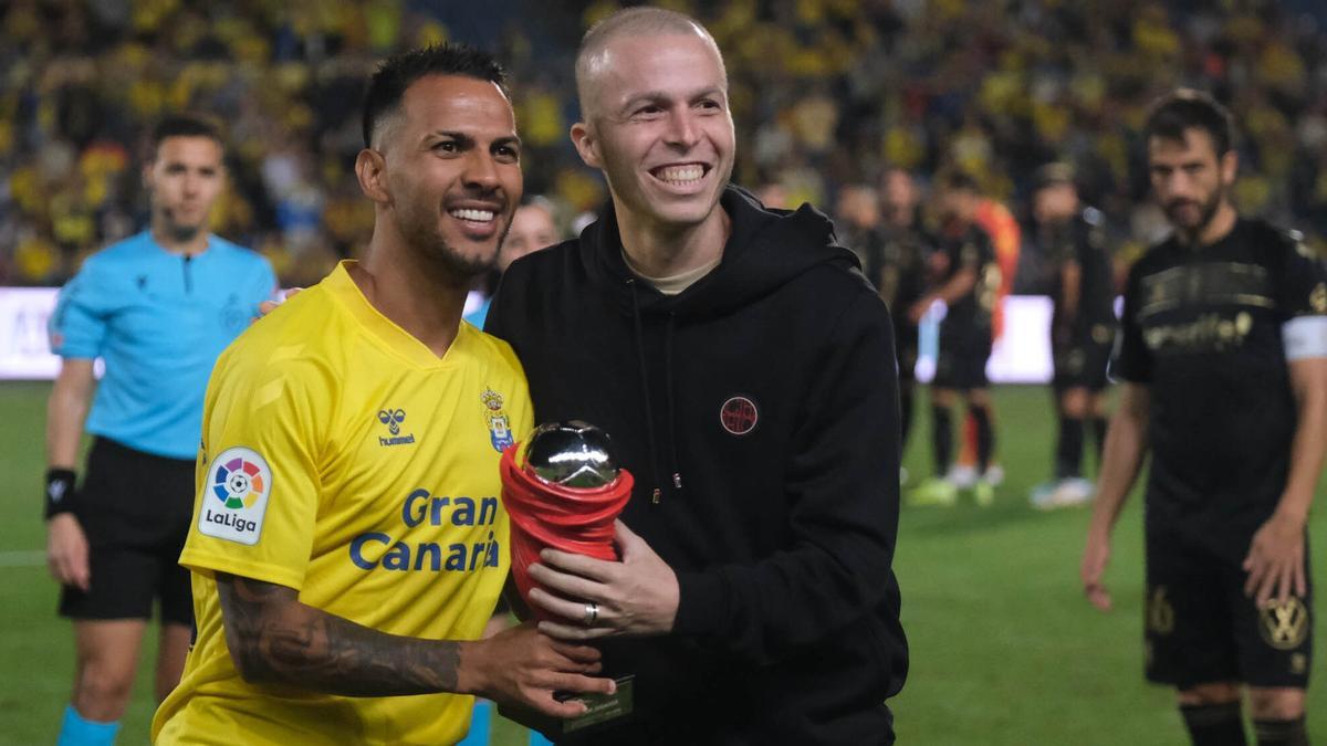 Viera recibe de Kirian el trofeo de Mejor Jugador de octubre de LaLiga.