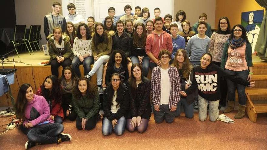 Alumnos del Neira Vilas, ayer en la charla sobre periodismo que ofreció Gemma Malvido. / carlos pardellas