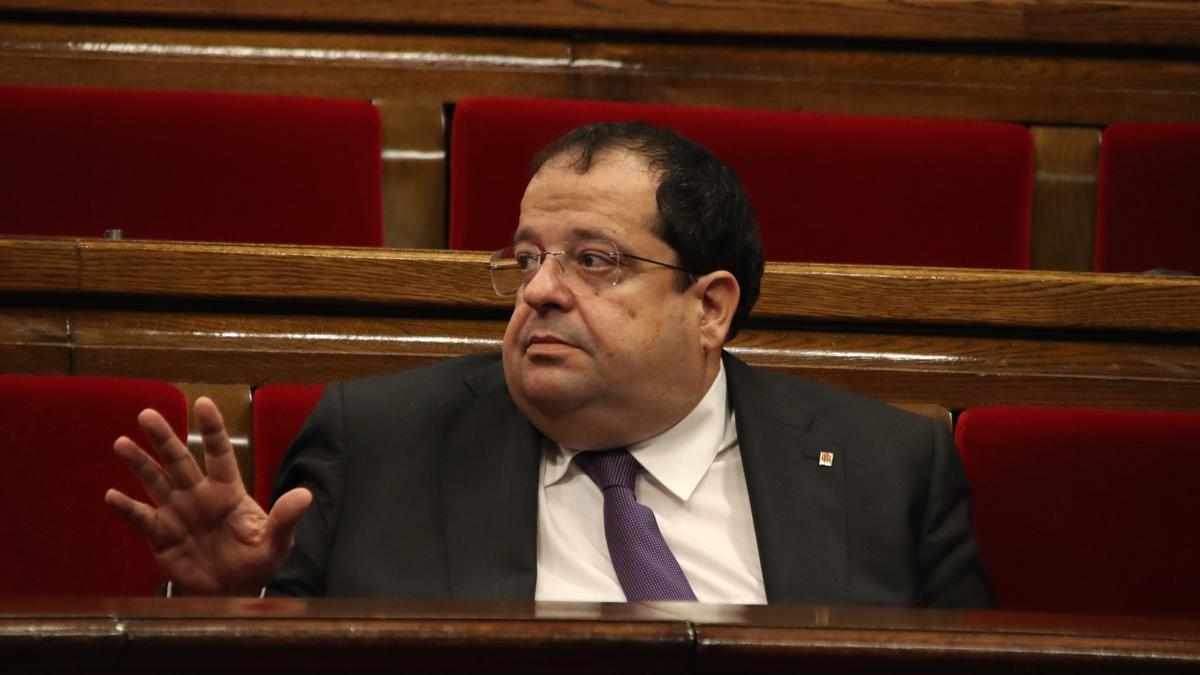 El conseller d&#039;Interior, Joan Ignasi Elena, gesticulant en un moment del ple del Parlament
