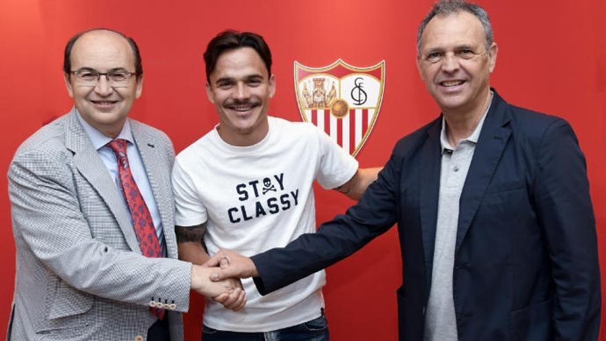 Roque Mesa, junto a José Castro -izquierda- y Joaquín Caparrós.