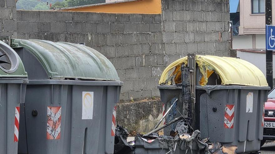 Queman, de madrugada, dos contenedores de reciclaje en el centro de Cangas