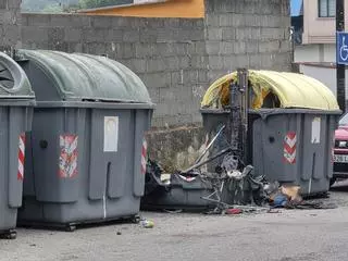Queman, de madrugada, dos contenedores de reciclaje en el centro de Cangas