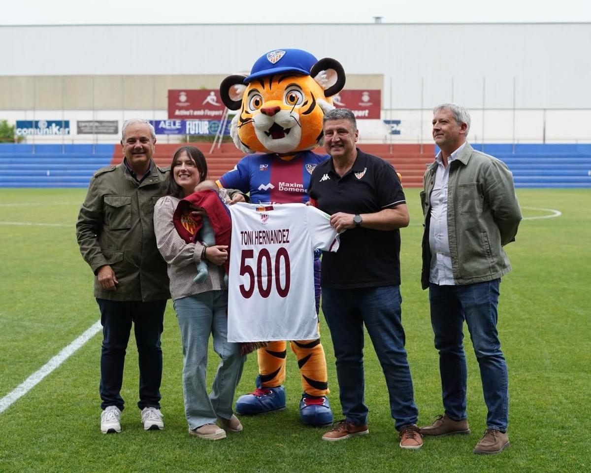 Reconocimiento de la UD Alzira a Toni Hernández, con motivo de su partido 500 ejerciendo como delegado.