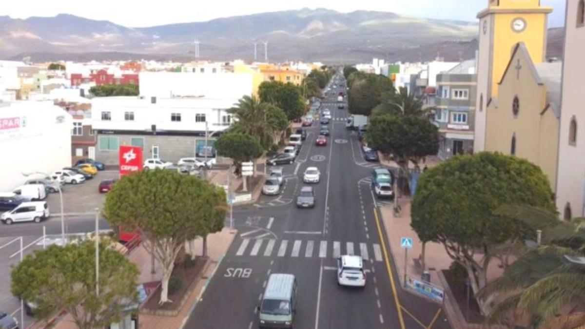 Rescatan a una mujer atrapada en su vivienda durante un incendio en el Cruce de Arinaga