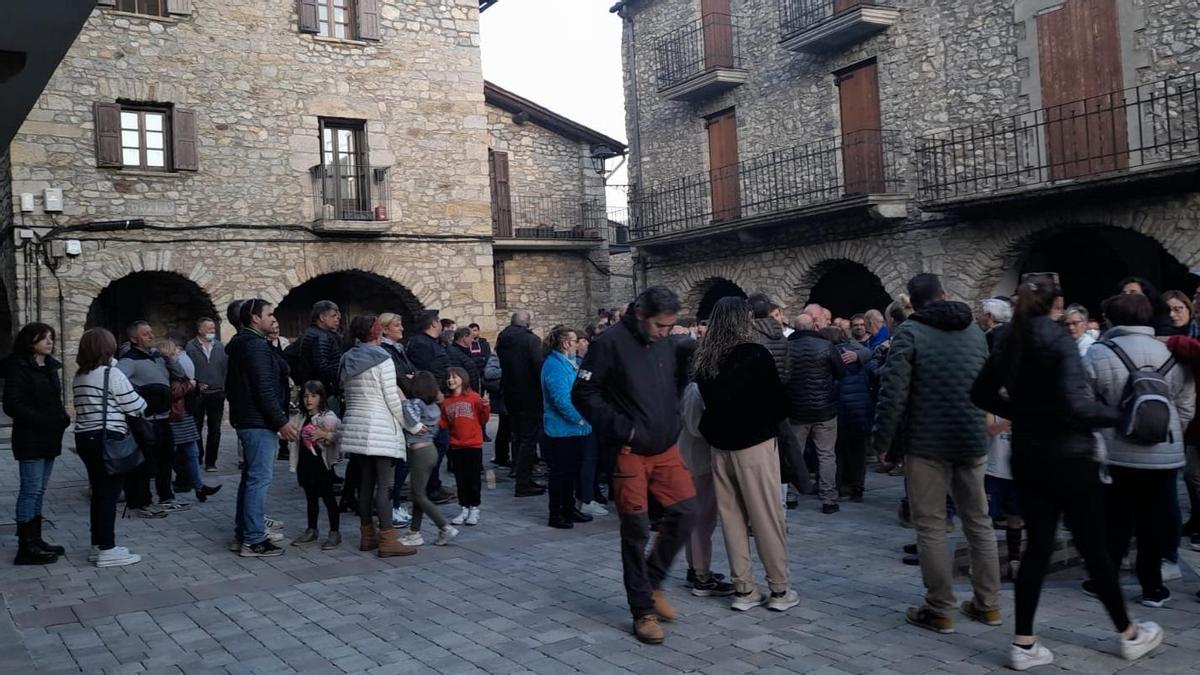 Els concentrats amb Porta dilluns al vespre a la plaça Major de Bellver