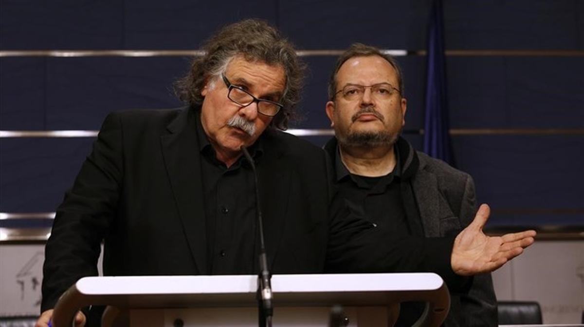 Los diputados de ERC, Joan Tardá y Joan Olòriz, en rueda de prensa.