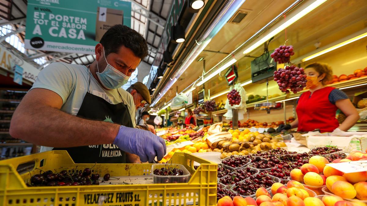 Un hombre trabaja en una frutería del Mercado Central de Valencia.