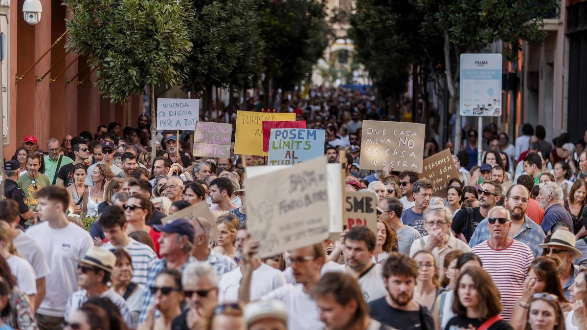 Imagen de archivo de la manifestación organizada por ‘Menys turisme, més vida’ el año pasado..