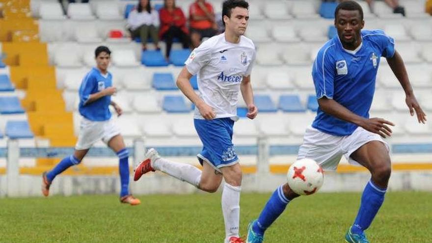 Carlos controla el balón en el choque ante el Mosconia.