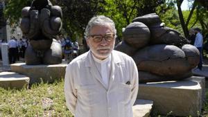 El escultor Jaume Plensa posa, este 29 de mayo de 2022, ante el conjunto escultórico ’L’Escullera’, en su nuevo emplazamiento, después de que en 1999 las tres piezas se dispersaran.