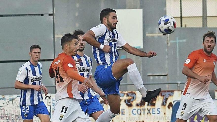 Andreu (Banyoles) intenta controlar una pilota en el derbi gironí d&#039;ahir.