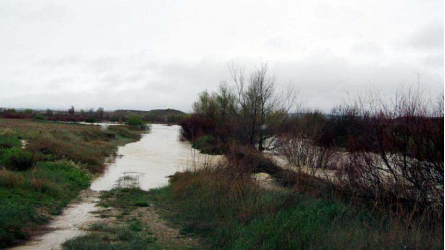 Aragón vuelve al invierno con fuertes tormentas y riesgo de crecidas en los ríos
