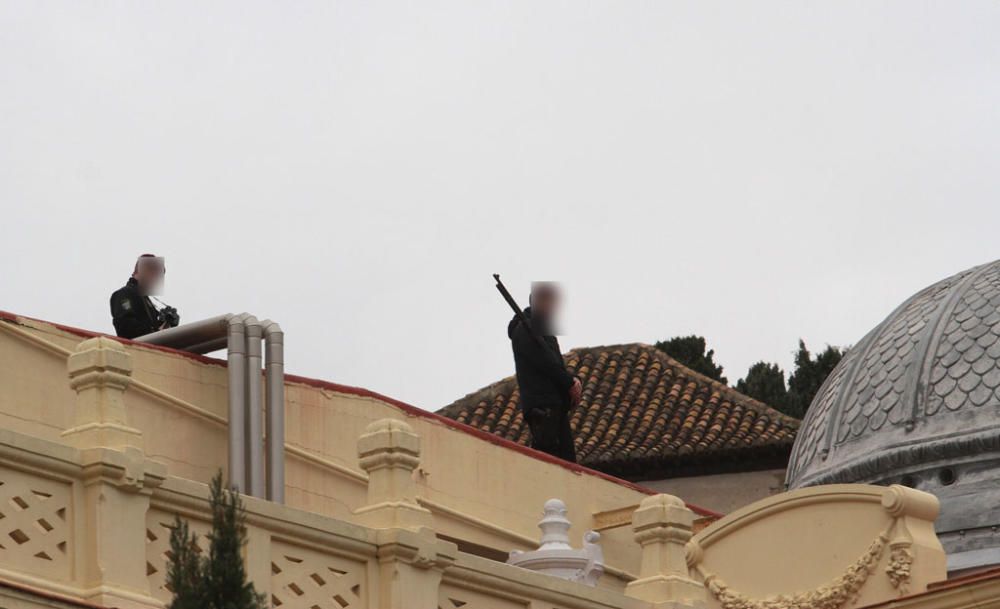 François Hollande y Mariano Rajoy son recibidos con honores junto al Ayuntamiento de Málaga. Antes del almuerzo, han visitado el Museo de Málaga.