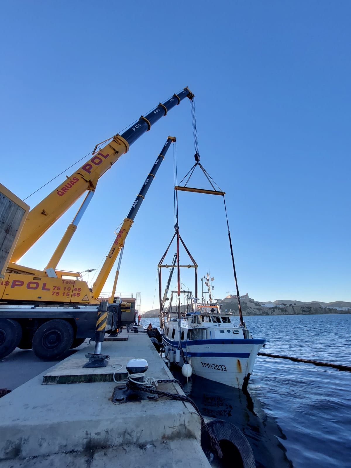 Reflotado el pesquero 'Charpat Segundo', hundido en el puerto de Ibiza.