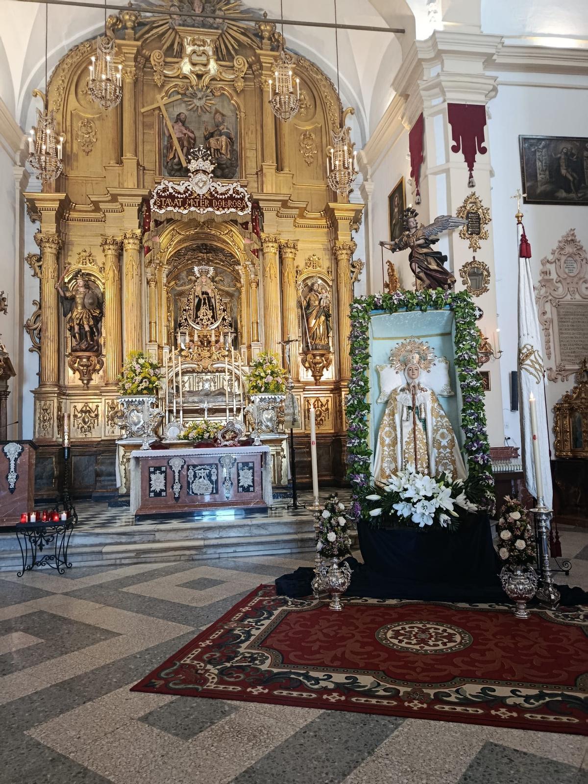 La patrona de Elche en el arca en el santuario de La Soledad que custodia la patrona de Santillana, al fondo de la imagen