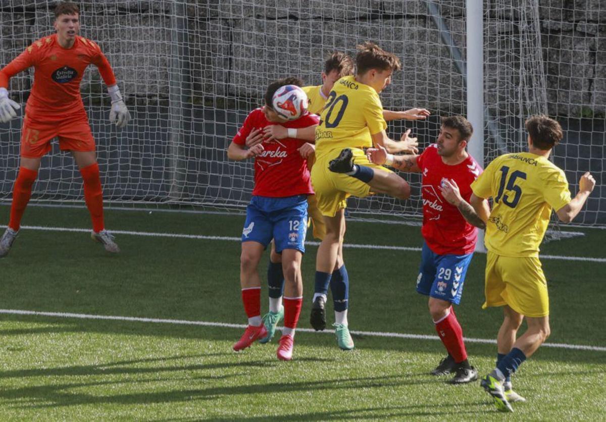 Un lance del encuentro de ayer en A Bouza. | IÑAKI ABELLA