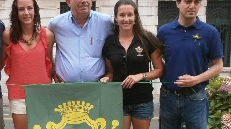 Claudia Balmori, Aníbal Purón, Beatriz Viteri y Javier Abello, con una bandera del bando de San Roque.