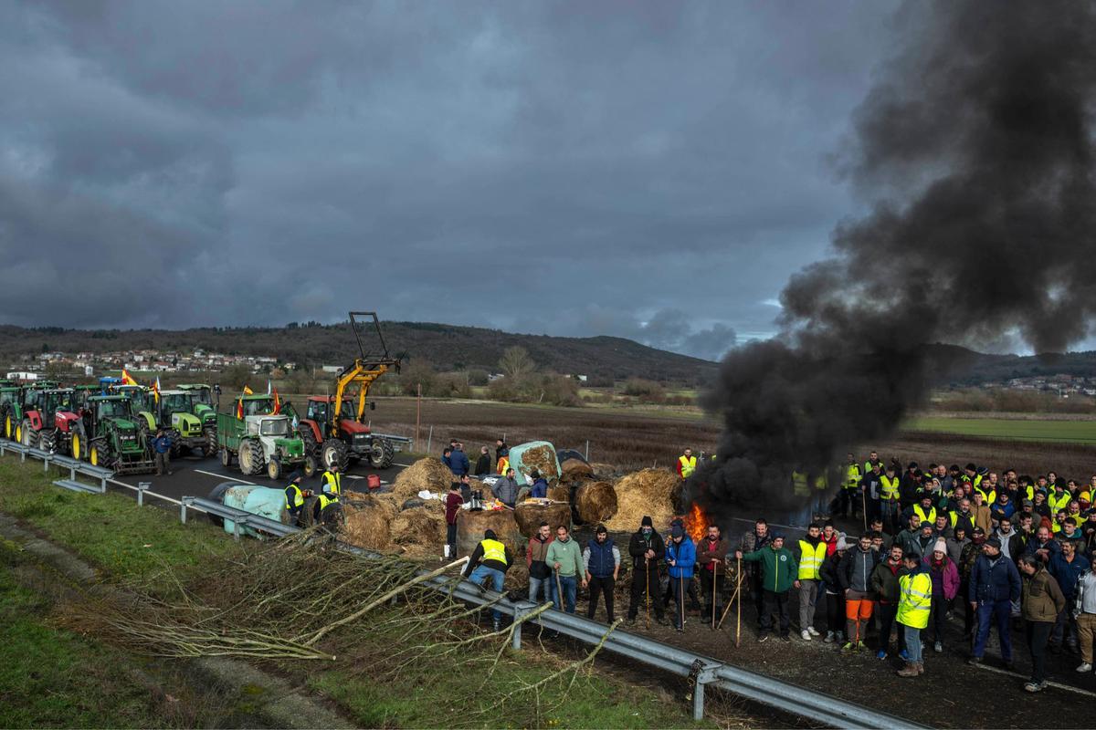 Los agricultores protestan en Ourense por el pacto de Mercosur: quemas y cortes de carretera