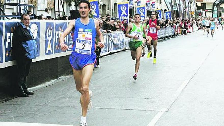 El vencedor de la pasada edición de la Milla Urbana de Avilés, Diego Ruiz, entrando en meta.