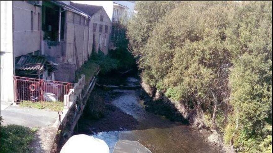 Tramo del río Mendo a la altura de As Cascas, en Betanzos. | LA OPINIÓN