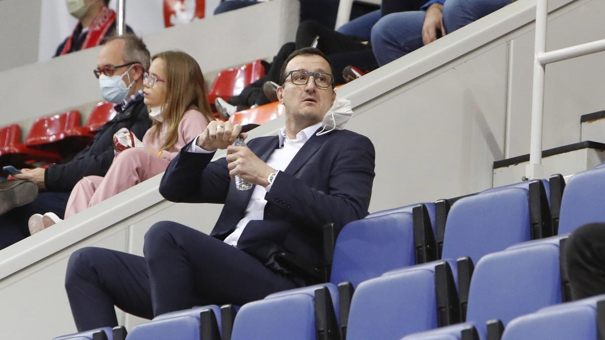 Pep Cargol se abre una botella de agua en el palco durante el partido frente al Unicaja.