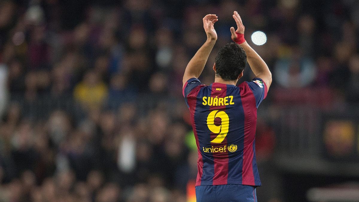 Luis &lt;Suárez aplaude al público del Camp Nou.