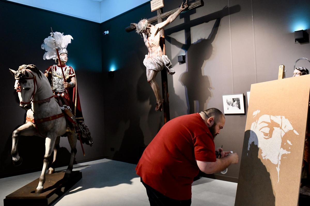 El artista Chemi Ros traslada su taller al Museo Cristo de la Sangre con motivo del Día Internacional de los Museos.