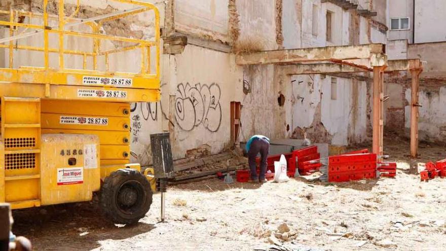 un operario trabaja en el solar de la calle San Torcuato.