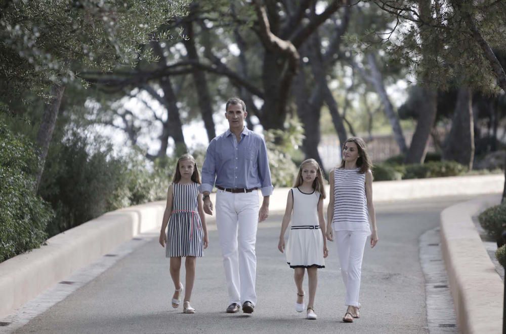 Es war wieder soweit für das offizielle Urlaubsfoto auf Mallorca: König Felipe, Königin Letizia sowie die Töchter Leonor und Sofía haben am Donnerstag (4.8.) in den Gärten der königlichen Sommerresidenz zum Familienbild Aufstellung genommen.