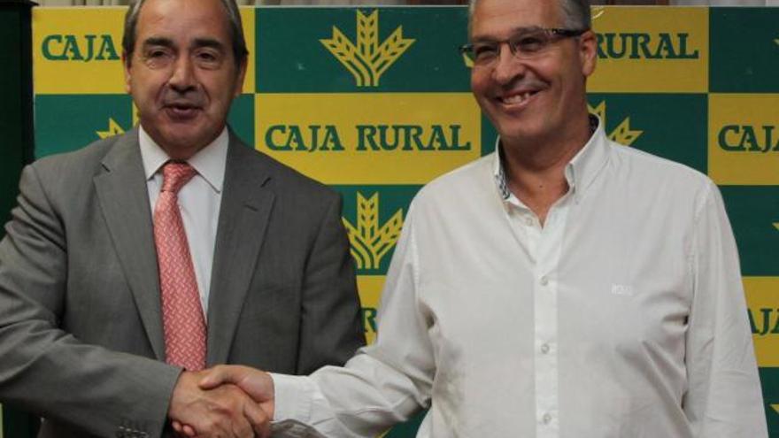 Cipriano García y Maxi Martín se estrechan la mano durante la presentación de ayer.