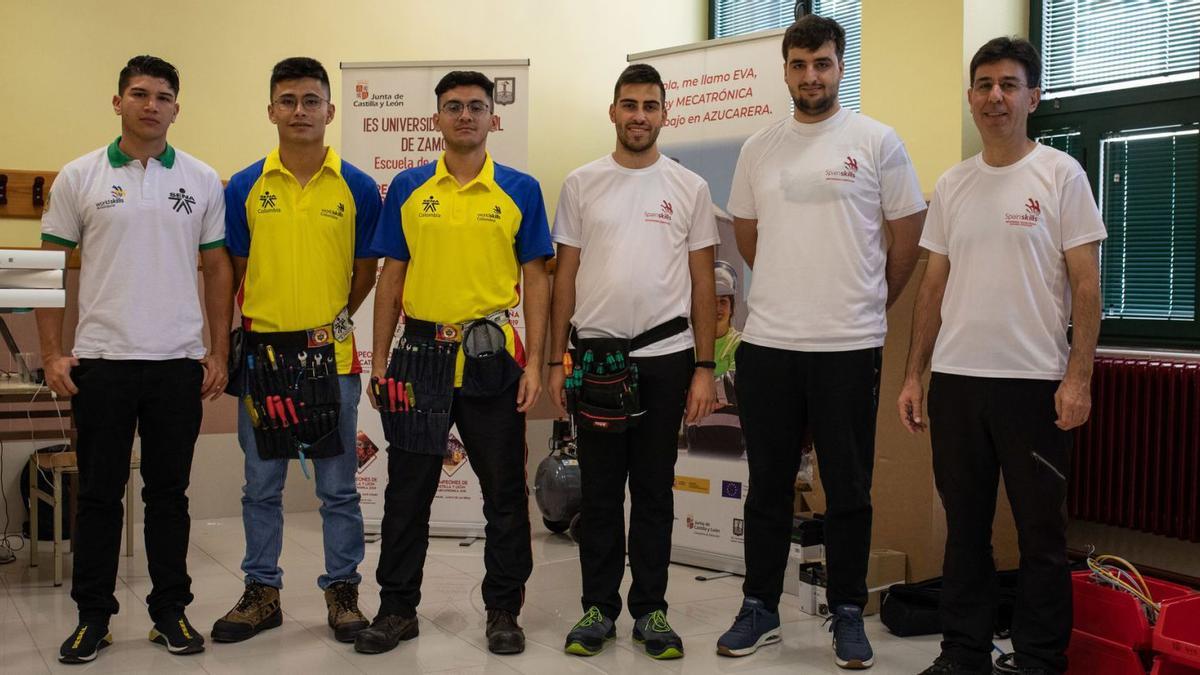 Los profesores de Mecatrónica (en los extremos) con los alumnos que representan a Colombia (de amarillo) y España en el World Skills. | Ana Burrieza