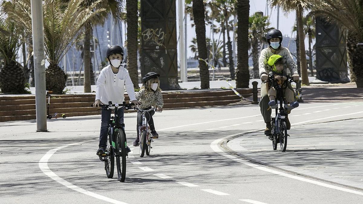 Una familia pasea en bicicleta por la Vila Olímpica, el pasado 28 de abril