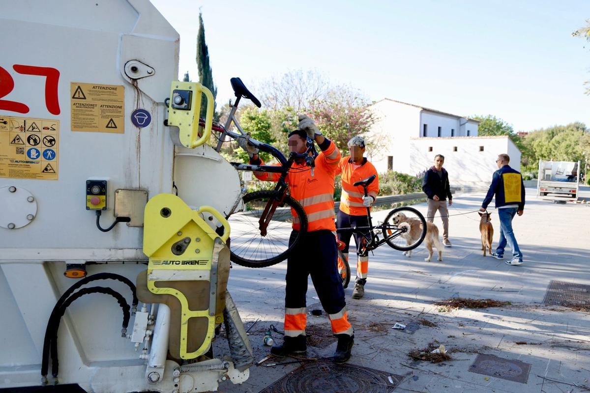 Algunos de los enseres han acabado en el camión de la basura