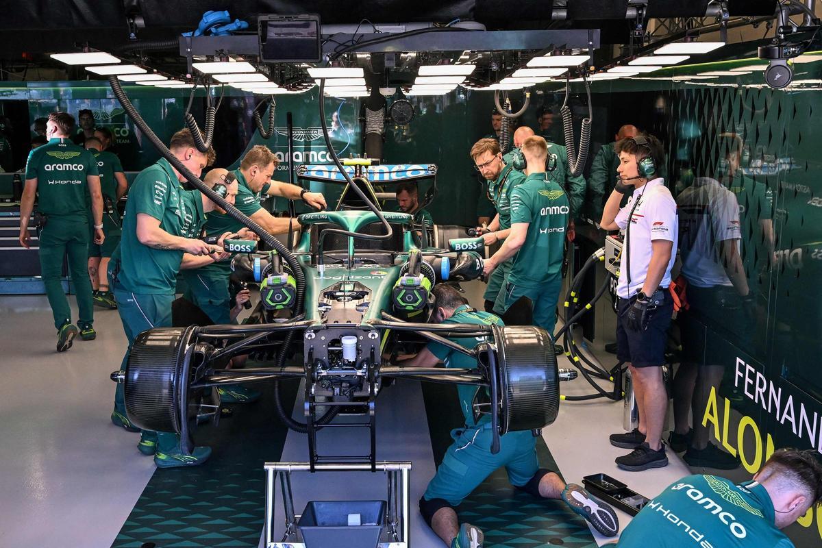 Los mecánicos trabajan en el Aston Martin de Fernando Alonso en Melbourne.