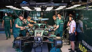 Los mecánicos trabajan en el Aston Martin de Fernando Alonso en Melbourne.