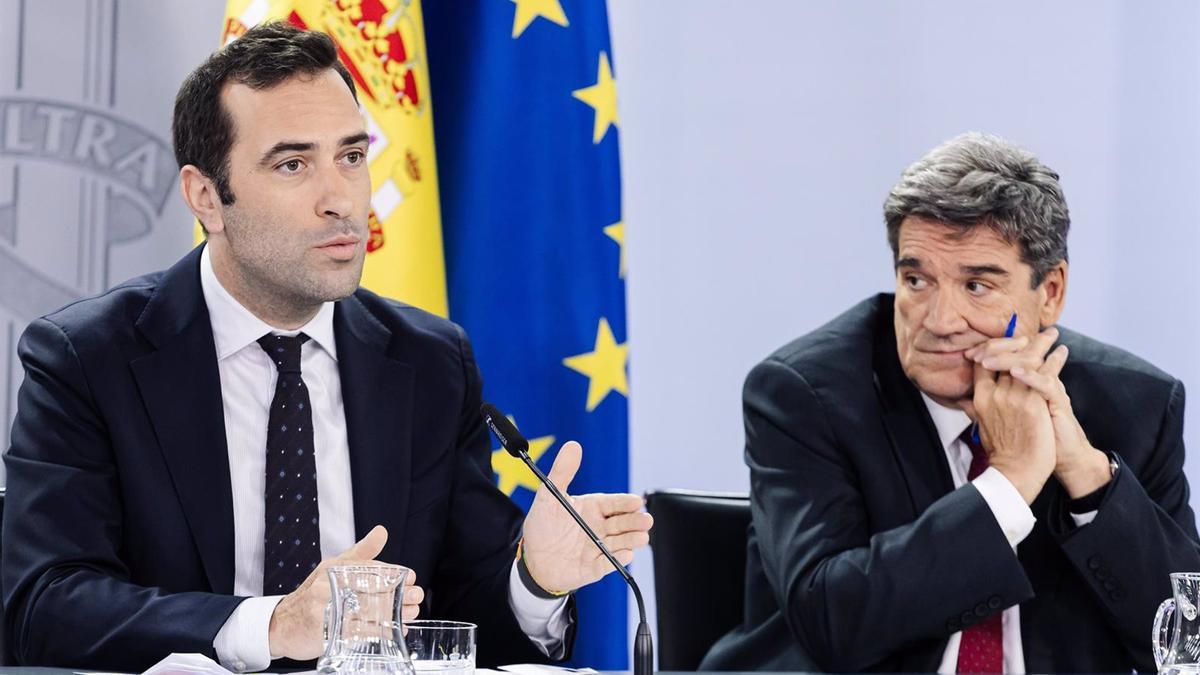 El ministro de Economía, Comercio y Empresa, Carlos Cuerpo (i) junto a José Luis Escrivá, nuevo gobernador del Banco de España.