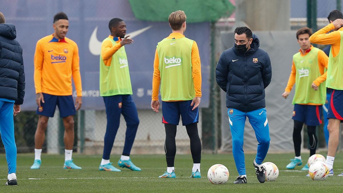 Xavi siguiendo el entrenamiento del Barça