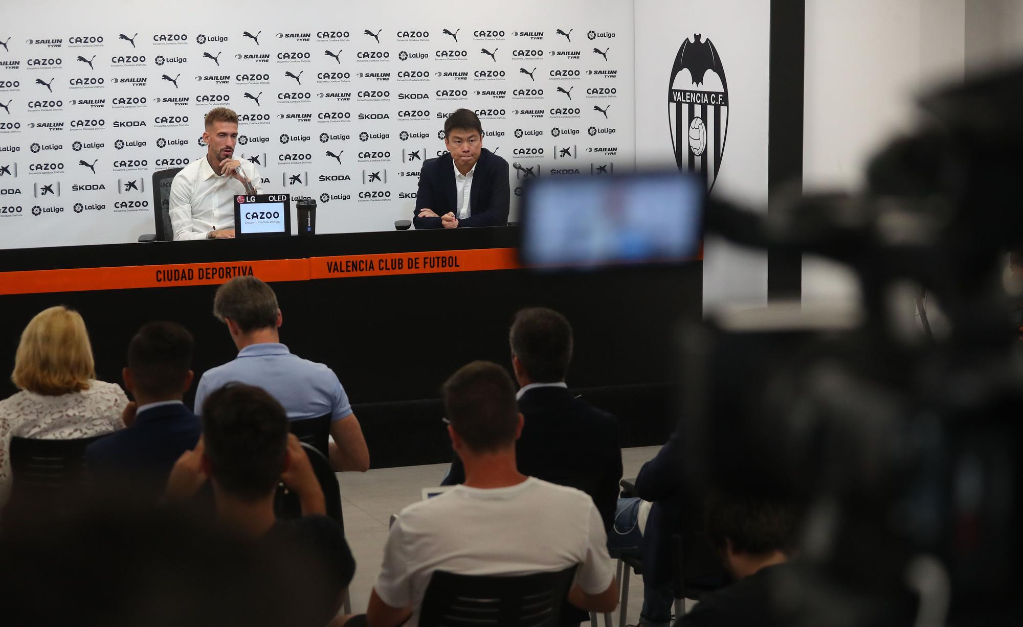 Las mejores imágenes de la presentación de Castillejo con el Valencia CF