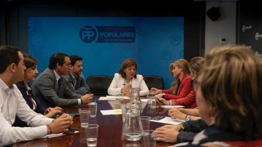 Isabel Bonig, junto al resto de miembros del comité de dirección regional del PP, ayer en València.