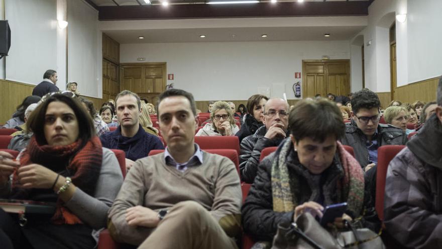 El alcalde de Benavente Luciano Huerga, junto a concejales y alcaldes en la reunión de la plataforma.