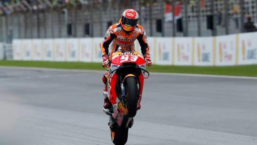 Marc Márquez celebra la victòria al circuit de Sepang.