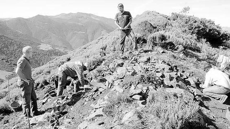 Jorge Camino, primero por la izquierda, dirigiendo una investigación arqueológica en La Carisa.